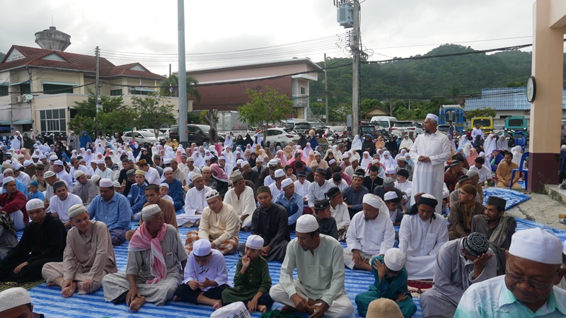 บรรยากาศการประกอบศาสนกิจของพี่น้องมุสลิมกมลาในวันอีฎิ้ลฟิตริ