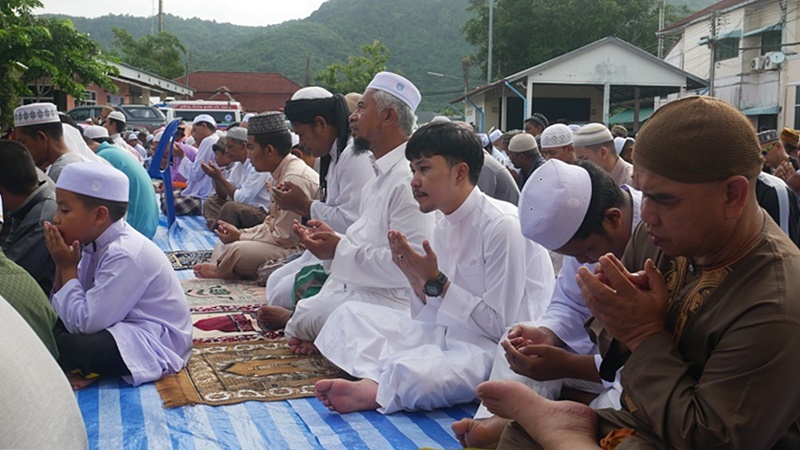 บรรยากาศการประกอบศาสนกิจของพี่น้องมุสลิมกมลาในวันอีฎิ้ลฟิตริ