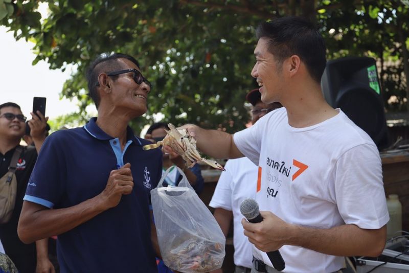 ธนาธรลงพื้นที่รับฟังปัญหากลุ่มประมงพื้นบ้านอันดามัน เตรียมหารือชิงเก้าอี้การเมืองท้องถิ่น