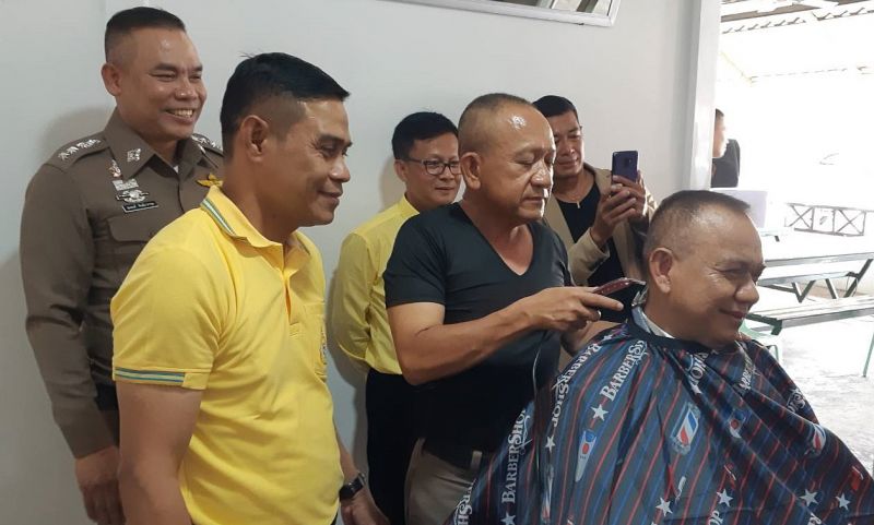 สภ.เมืองภูเก็ต บริการตัดผมฟรีผู้มีรายได้น้อย สร้างเสริมความสัมพันธ์อันดี