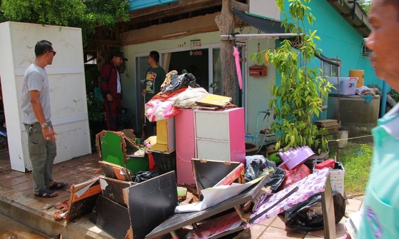 ร.10 โปรดเกล้าฯ ให้องคมนตรีมอบถุงยังชีพผู้ประสบภัยน้ำท่วมเกาะลันตา