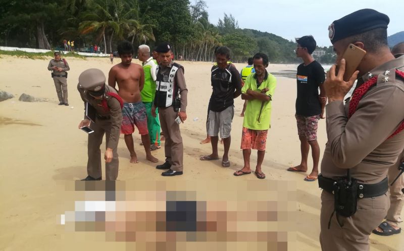 สลด 2 พ่อลูกบริติชลงเล่นน้ำหาดสุรินทร์ ถูกคลื่นใหญ่ซัดจมหาย ช่วยได้เพียงลูกชาย 