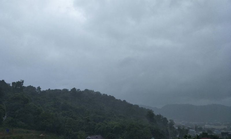 เตือนภูเก็ตฝนตกยาวตลอดสัปดาห์ เรือเล็กควรงดออกจากฝั่ง