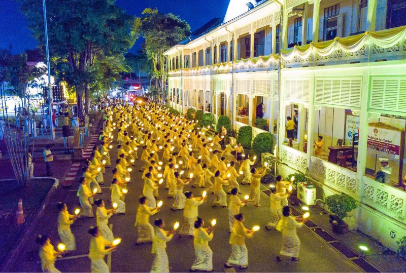 ภูเก็ตพร้อมใจร่วมพิธีถวายเครื่องราชสักการะ พิธีจุดเทียนถวายพระพรชัยมงคล