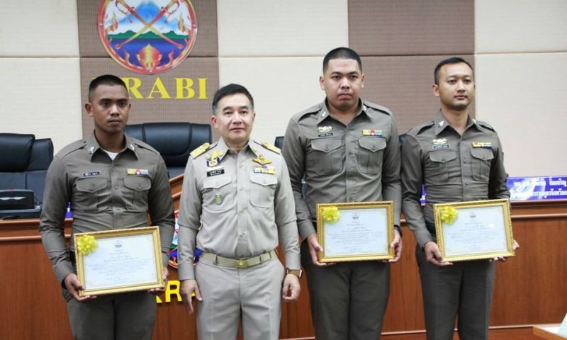 พ่อเมืองกระบี่ชื่นชม 3 นายตำรวจจิตสาธารณะ ช่วยเหลือผู้ประสบอุบัติเหตุ