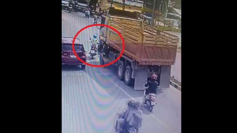 ตั้งข้อหาประมาทคนขับสิบล้อทับหญิงขับจยย.กลางแยกไฟแดง