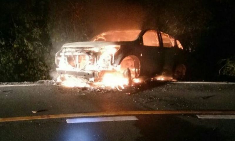แหม่มอังกฤษขับรถไม่ระวังชนถนนรอบเขื่อนบางวาด ไฟไหม้รถวอด เจ้าตัวปลอดภัย