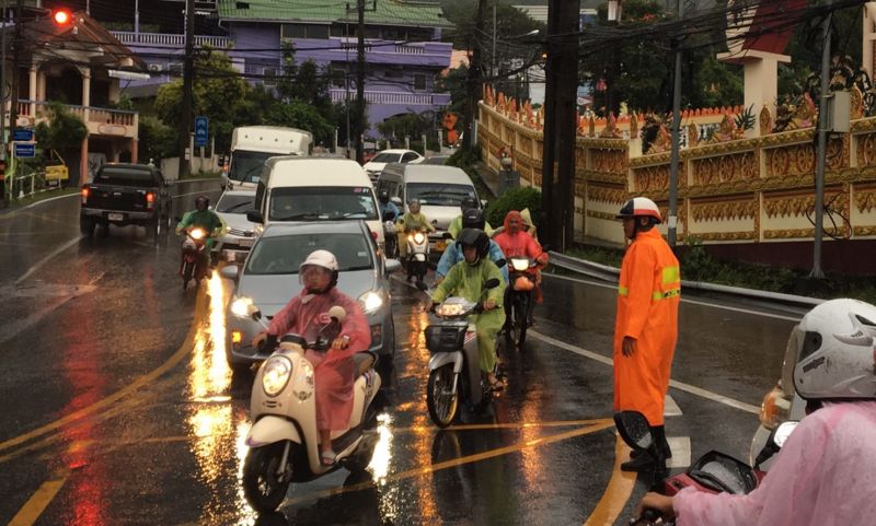 ภูเก็ตฝนโปรยปรายหลายพื้นที่ มีน้ำท่วมขัง ยังสัญจรได้