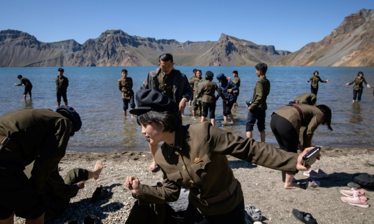 ชาวเกาหลีเหนือทุกคนถูกปลูกฝังให้นับถือผู้นำของพวกเขา / ภาพ AFP