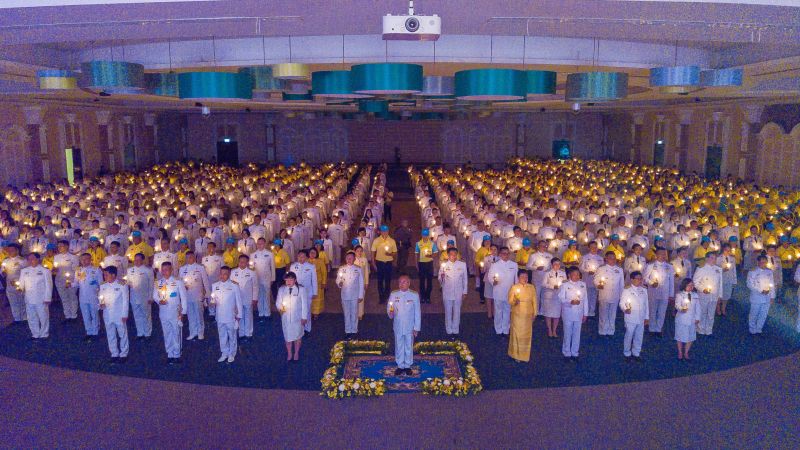 พ่อเมืองภูเก็ตนำจุดเทียนน้อมรำลึกในพระมหากรุณาธิคุณพ่อหลวงของปวงชนชาวไทย