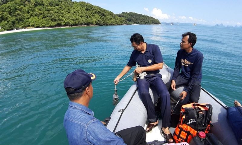 ประมงภูเก็ตลงเกาะนาคาใหญ่เก็บตัวอย่างน้ำ ตรวจสอบเหตุปลาแป้นตายเกลื่อนหาด