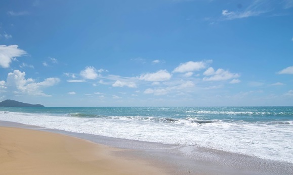 ภรรยา นทท.สวิสตามหาสามี เปิดกล้อง รร.พบลงเล่นน้ำเสียชีวิตหาดไม้ขาว