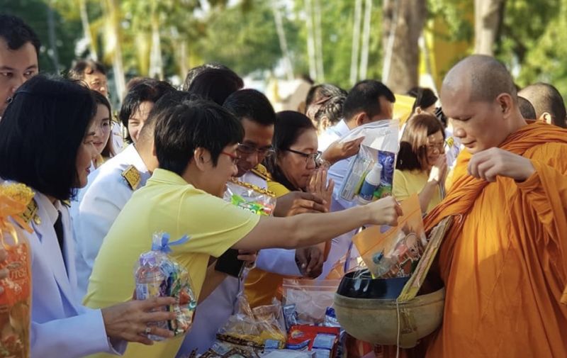 พ่อเมืองภูเก็ตนำประชาชนทำบุญตักบาตรพระสงฆ์ 89 รูป เนื่องในวันพ่อแห่งชาติ