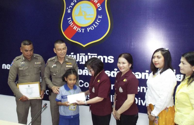 ผบช.ทท.แจกน้ำปลาข้าวสารให้กำลังใจ มอบเกียรติบัตรแก่ตำรวจน้ำดี ขับแกร็บหารายได้