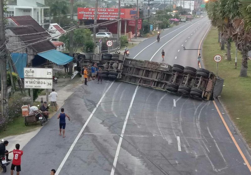 เทรลเลอร์หลับในขึ้นเกาะกลางพลิกคว่ำขวางสายหลักขาเข้าภูเก็ต รถติดนานกว่า 10 ชม.