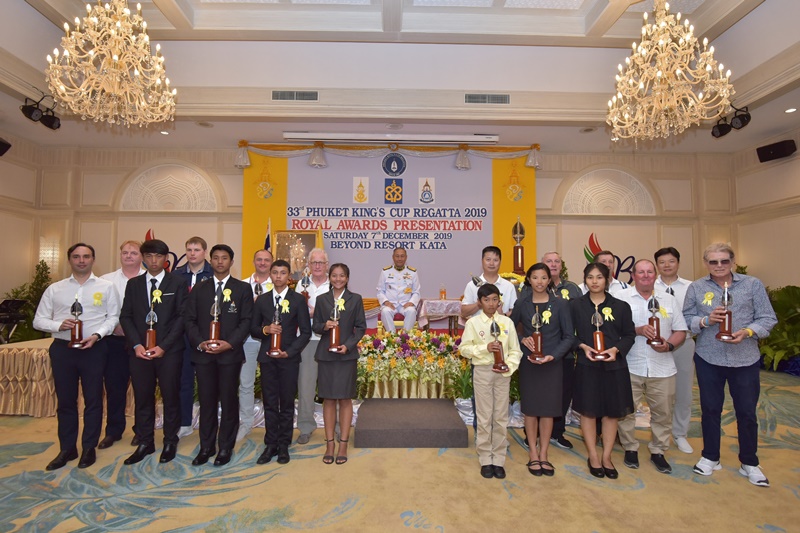 พิธีมอบถ้วยรางวัลพระราชทานภูเก็ตคิงส์คัพรีกัตต้า ครั้งที่ 33 พลอากาศเอก ชลิต พุกผาสุข องคมนตรี เป็นผู้แทนพระองค์ พระบาทสมเด็จพระเจ้าอยู่หัว มอบรางวัลแก่ผู้ชนะการแข่งขันเรือใบชิ