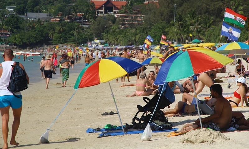 บรรยากาศหาดป่าตองยามบ่ายคึกคัก แม่ค้าผลไม้ไม่หวั่นข่าวโคโรนาแพร่ระบาด