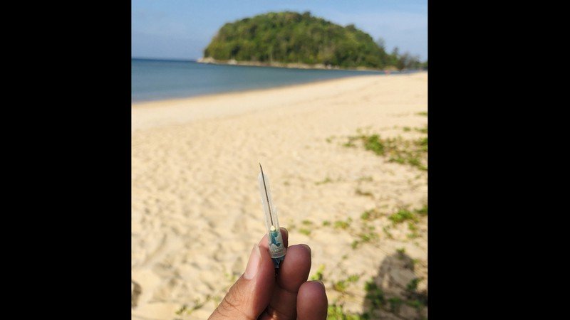 ชายเหยียบเข็มฉีดยาเก่า ฝังในพื้นทรายหาดลายัน