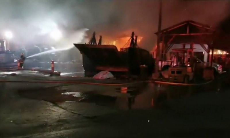 เพลิงไหม้เรือบรรทุกสินค้าก่อสร้างวอดกลางดึก กัปตันไฟลวกบาดเจ็บ คาดเสียหายหลายล้าน