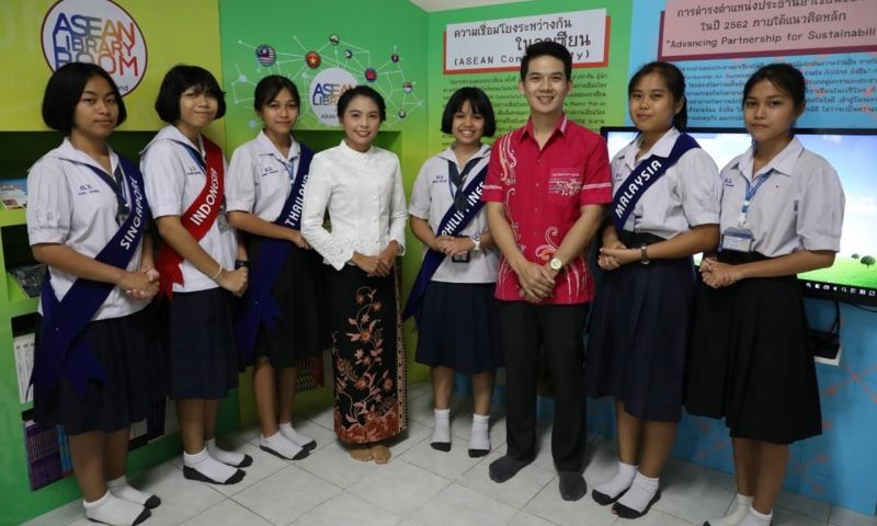 พิธีส่งมอบห้องสมุดอาเซียน ตามโครงการ “1 จังหวัด 1 โรงเรียน 1 ห้องสมุดอาเซียน เพื่อประชาชนและเยาวชนไทย” โรงเรียนกระทู้วิทยา