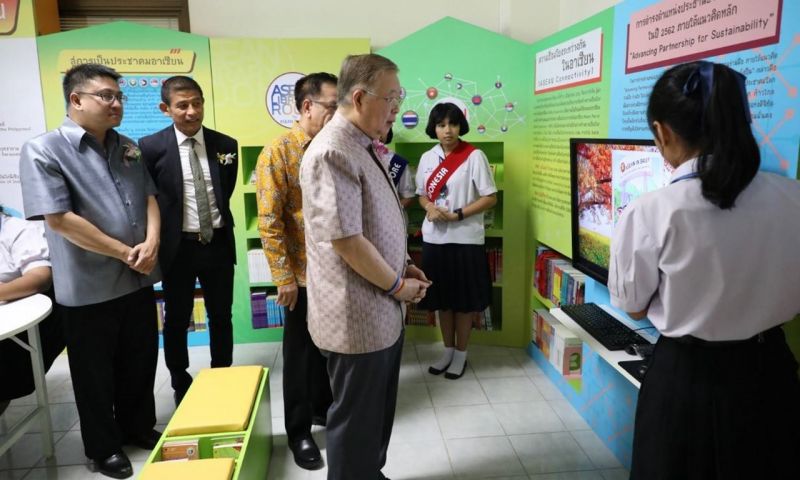 พิธีส่งมอบห้องสมุดอาเซียน ตามโครงการ “1 จังหวัด 1 โรงเรียน 1 ห้องสมุดอาเซียน เพื่อประชาชนและเยาวชนไทย” โรงเรียนกระทู้วิทยา