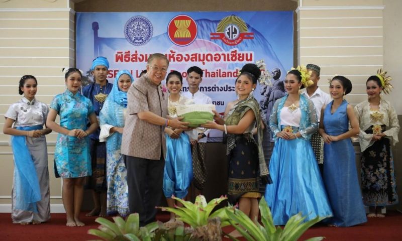 พิธีส่งมอบห้องสมุดอาเซียน ตามโครงการ “1 จังหวัด 1 โรงเรียน 1 ห้องสมุดอาเซียน เพื่อประชาชนและเยาวชนไทย” โรงเรียนกระทู้วิทยา