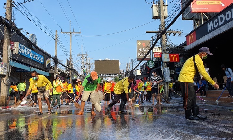 เทศบาลเมืองป่าตองจัดกิจกรรม “Big Clearning Day” ภาพ ทม.ป่าตอง