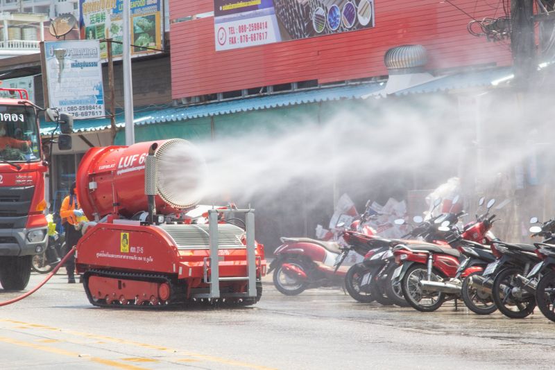 ฉีดพ่นน้ำยาฆ่าเชื้อถนนพระเมตตา ภาพ ทม.ป่าตอง