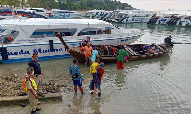 ฝนตกลมแรงเรือประมงชาวบ้านล่มผู้ใหญ่ 3 เด็กชาย 1 ปลอดภัย