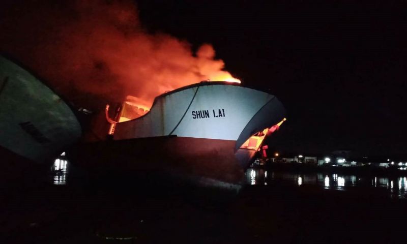 ไฟไหม้เรือประมงเบ็ดราวทูน่าต่างชาติ ของกลางผิด IUU ริมป่าชายเลนคลองท่าจีน