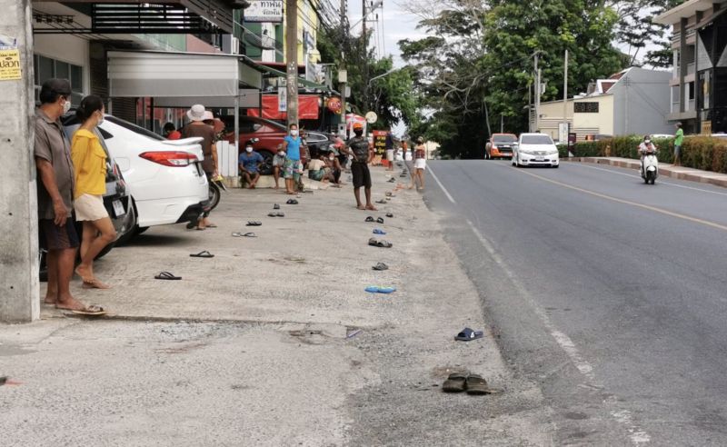 ผู้ประ​สบ​ภัยโควิด-19 ภูเก็ตวางรองเท้าจองคิวรับอาหารแจก ถึงเวลาวิ่งกลับมายืนกันพรึ่บ