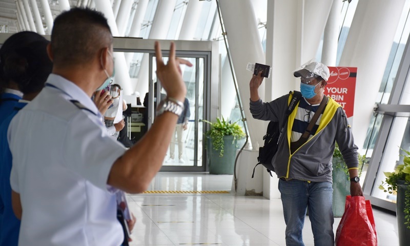 ทภก.อำนวยความสะดวกให้กับผู้โดยสารสายการบิน  Philippines Air Asia ภาพ ท่าอากาศยานภูเก็ต