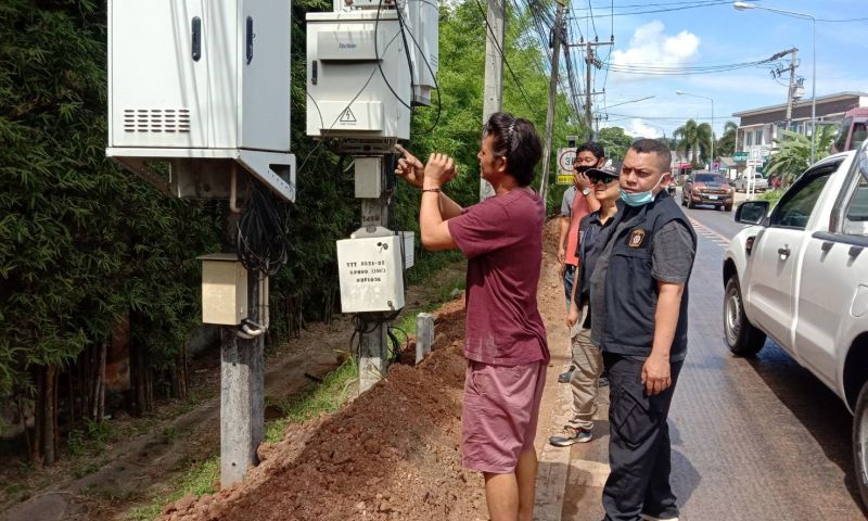 หนุ่ม 39 ขับเก๋งตระเวนลักแบตเสาสัญญาณ หนีไม่รอด ถูกรวบพร้อมของกลางและกระสุนปืน