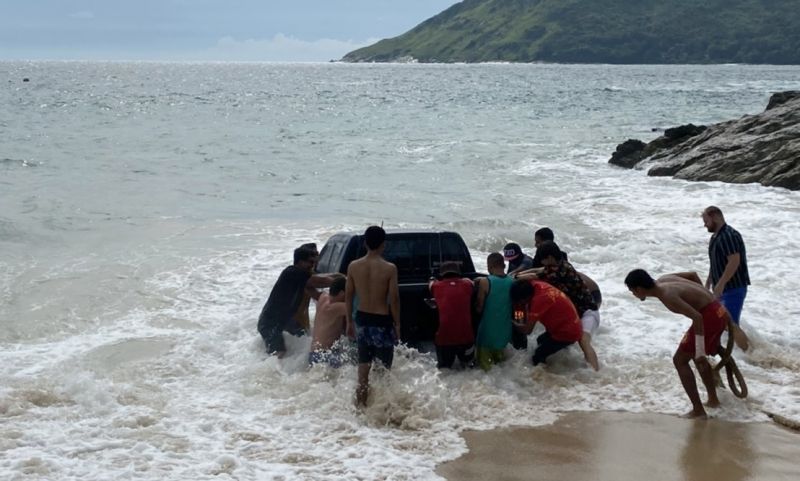 กระบะฝ่าธงแดงลงเล่นน้ำหาดยะนุ้ย ไลฟ์การ์ดเตือน “ดึงเบรกมือ” ทุกครั้ง