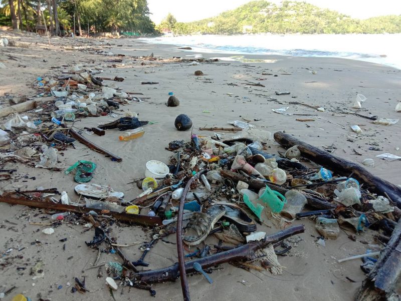 เตือนขยะอันตรายหาดบางเทา คลื่นลมพัดเศษแก้ววางเกลื่อน ภาพ เอกภพ ทองทับ