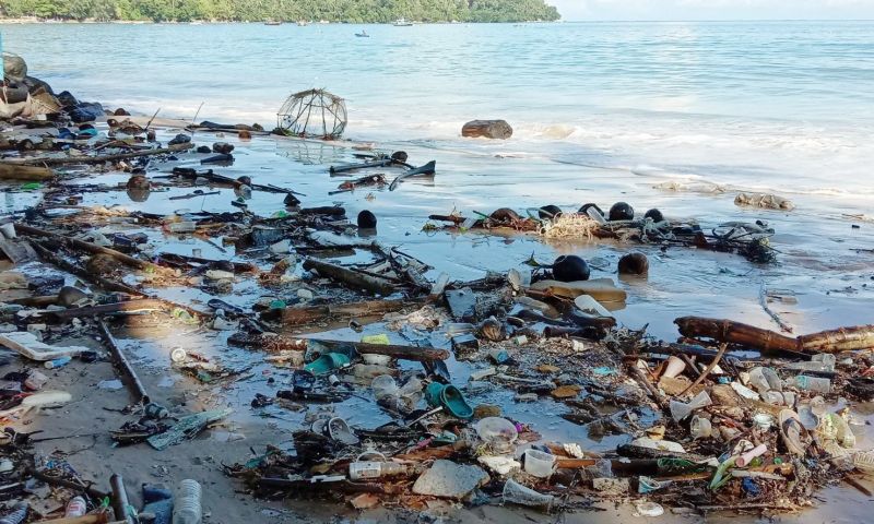 เตือนขยะอันตรายหาดบางเทา คลื่นลมพัดเศษแก้ววางเกลื่อน ภาพ เอกภพ ทองทับ