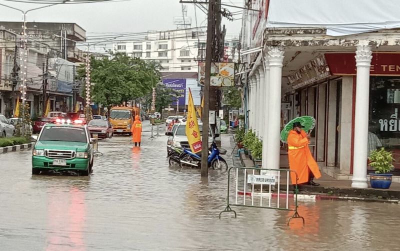 ภูเก็ตน้ำท่วมขังหลายพื้นที่ ทน.ภูเก็ตเตือนบ้านใกล้คลองบางใหญ่ยกของขึ้นที่สูง