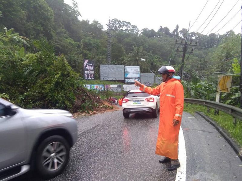 เหตุดินสไลด์บริเวณโค้งแรงดัน ภาพ สภ.ป่าตอง