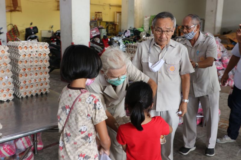 มูลนิธิกุศลธรรมภูเก็ตมอบของกินของใช้ 1,500 ชุดแก่พี่น้องผู้เดือดร้อนจากโควิด-19