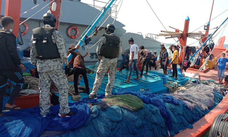 ศรชล.ภาค 3 แถลงข่าวจับกุมเรือประมงอวนล้อมต่างชาติรุกล้ำเขตเศรษฐกิจจำเพาะของไทย 