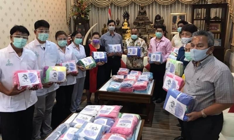 ผู้มีจิตกุศลทั่วประเทศส่งมอบผ้าห่มนาโน 1,500 ผืน เพื่อนำไปใช้ดูแลผู้ป่วยโควิด-19 รพ.สนาม