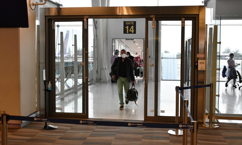 แฟ้มภาพ นักท่องเที่ยวเดินทางเข้าสู่อาคารสนามบินภูเก็ต