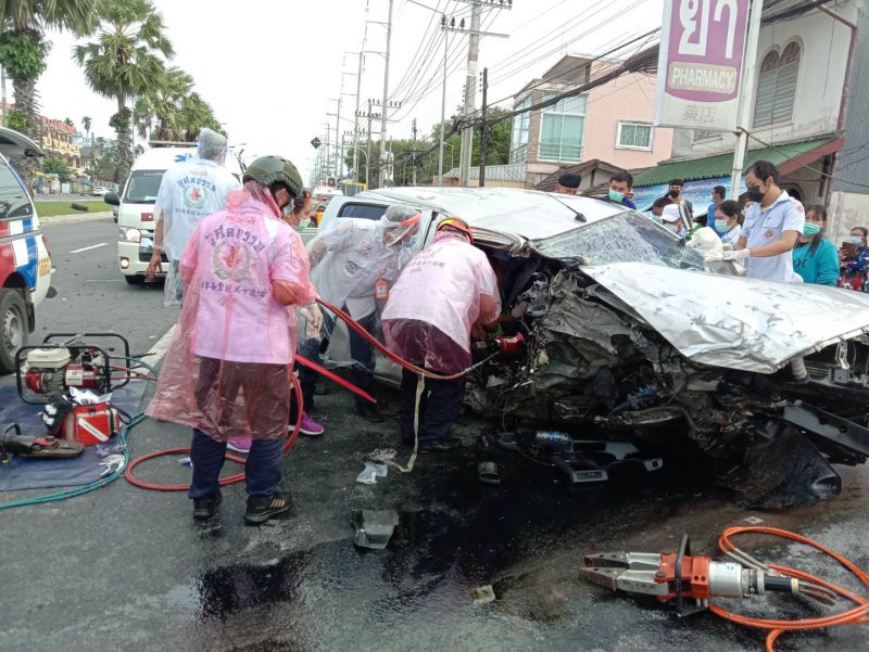 ชายขับกระบะเสียหลักชนต้นตาลเกาะกลางถนนบาดเจ็บติดในรถ