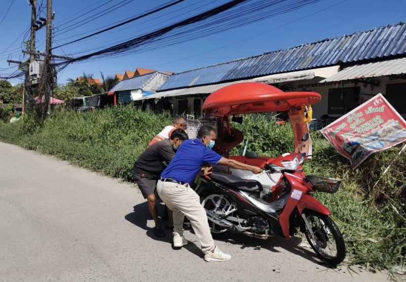 โซเชียลชื่นชมน้ำใจพลเมืองดีและสจ.คนดัง ช่วยดึงสามล้อพ่วงขายไอศกรีมตกข้างทาง