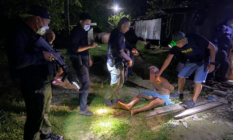 ตำรวจกระบี่รวมกำลังจับกุมชาย 36 ร่วมกันฆ่าแล้วหลบหนีกบดานในสวนปาล์ม