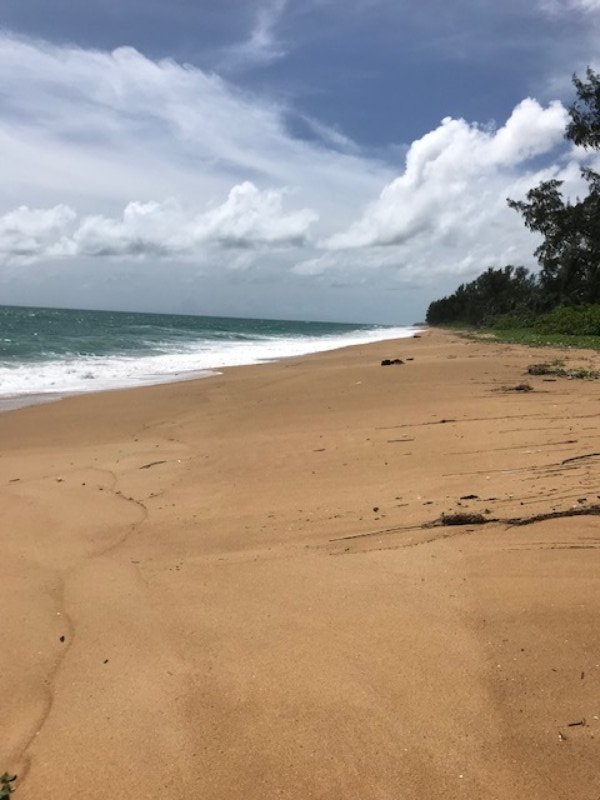 ปัญหาก้อนน้ำมันถูกพบเห็นบริเวณหาดไม้ขาว ที่อยู่ห่างออกไปมากกว่า 37 กิโลเมตร