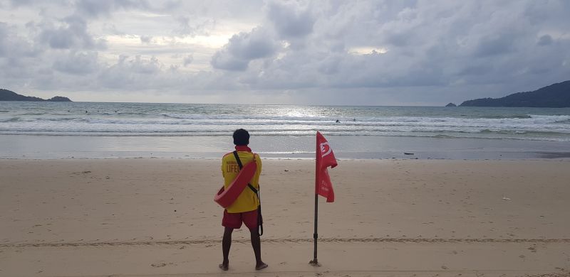 ไลฟ์การ์ดยืนเฝ้าระวังหาดป่าตอง อันแสนเงียบเหงาอย่างโดดเดี่ยว  ภาพ: ไลฟ์การ์ด ทม.ป่าตอง