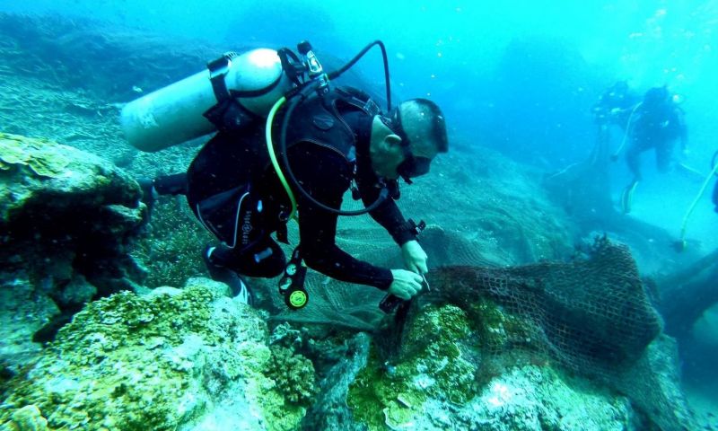 ศรชล.ภาค 2 บูรณาการรื้อซากอวนปกคลุมปะการัง บริเวณเกาะโลซิน ปัตตานี