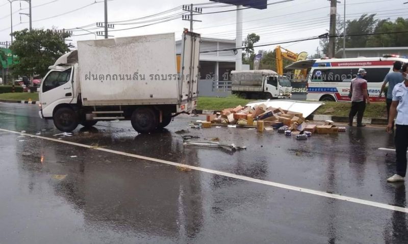 ฝนตกถนนลื่น รถบรรทุก 4 ล้อ ขึ้นเกาะกลางเสียหลักพลิกคว่ำ