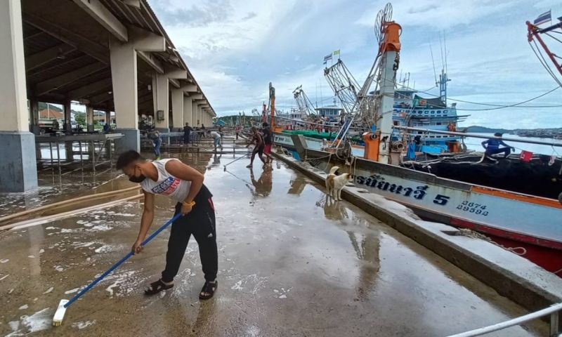 ท่าเทียบเรือประมงภูเก็ตร่วมใจ ’ล้างเรือ ล้างท่า ร่วมฆ่าเชื้อโควิด-19’  